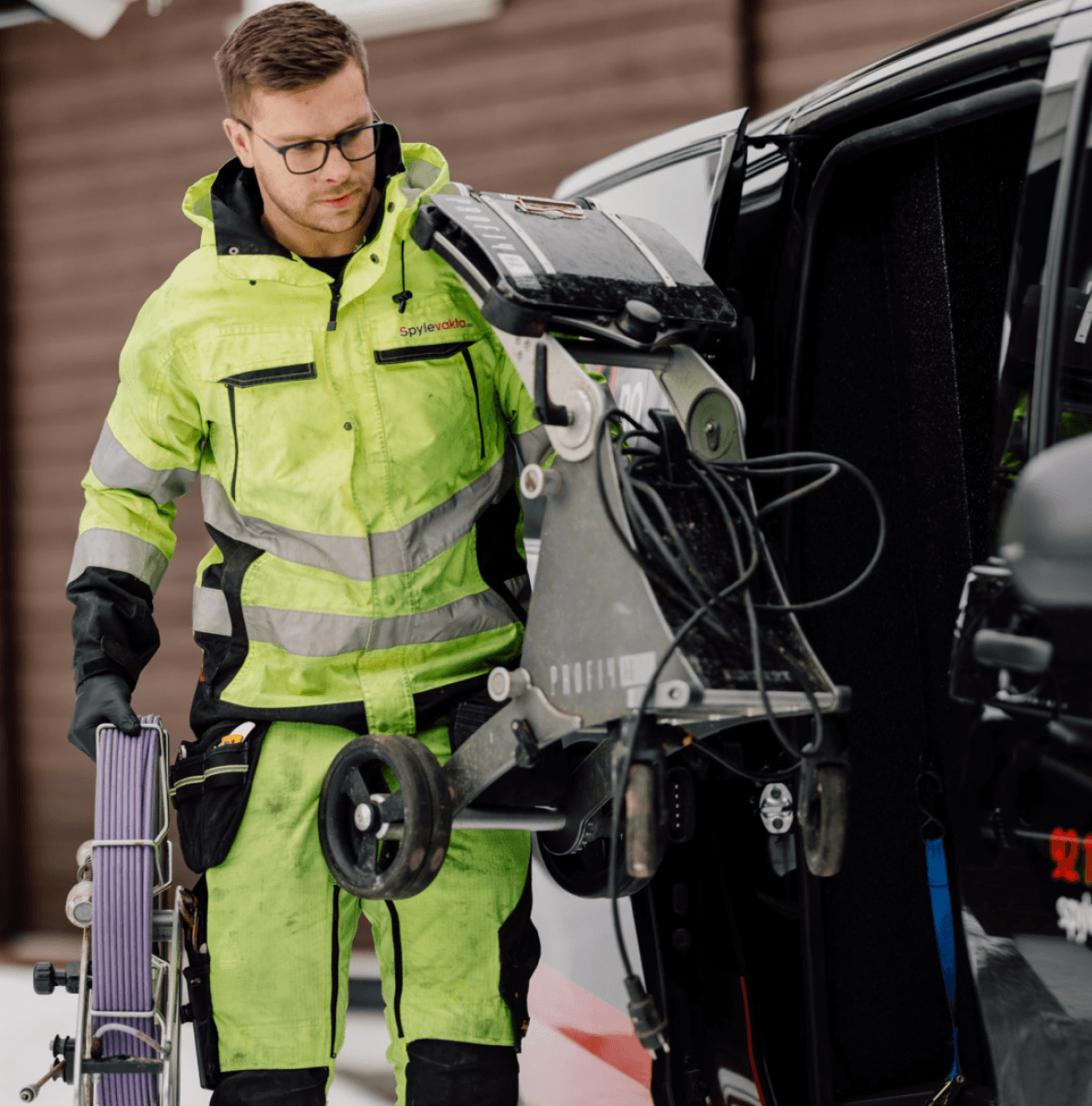 Operatør med inspeksjonsutstyr ved en bil